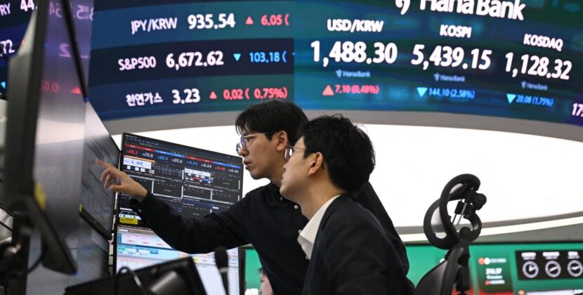 Mercados globales registran caídas mientras petróleo se estabiliza en 100 dólares