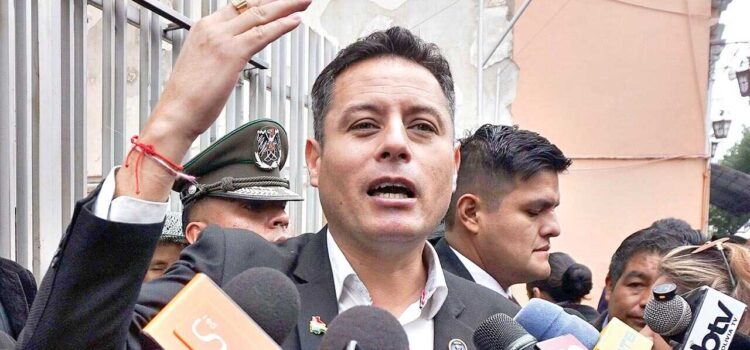 Lara advierte riesgo de abuso de poder si Paz gobierna en Bolivia