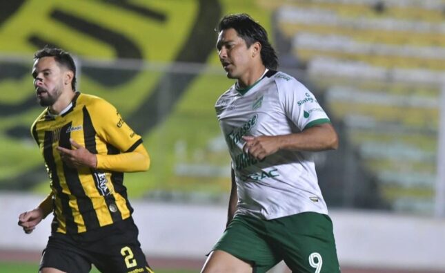 Martins vuelve al césped del estadio Hernando Siles tras 846 días