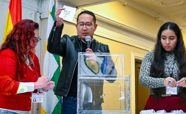 Candidatos a alcalde de La Paz sortean intervenciones en debate municipal