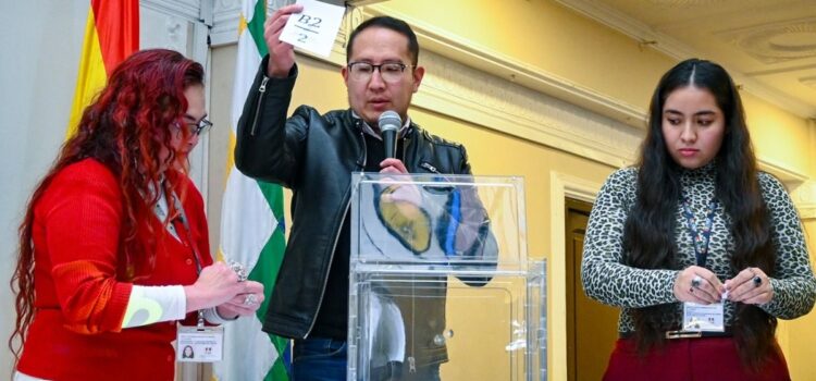 Candidatos a alcalde de La Paz sortean intervenciones en debate municipal