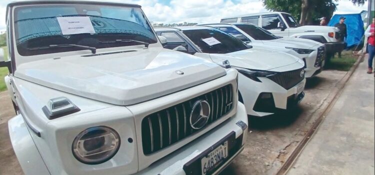 Policía incauta 16 avionetas y 10 vehículos de alta gama a empresario uruguayo en Bolivia