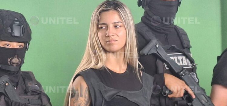 Hermana de Sebastián Marset sonríe durante presentación de aprehendidos en La Paz