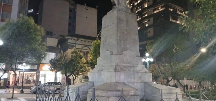 Municipio de La Paz retira calaminas y libera el monumento a Colón en el centro