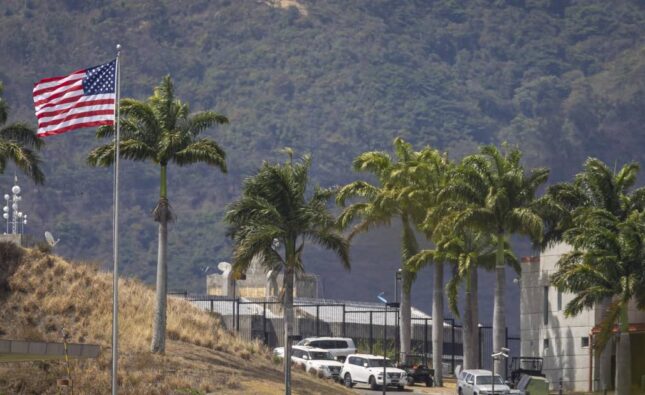 Embajada de Estados Unidos en Venezuela iza bandera por primera vez en siete años