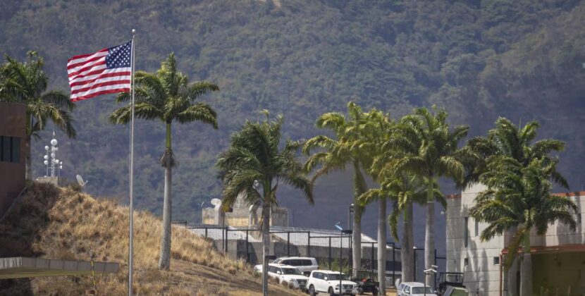 Embajada de Estados Unidos en Venezuela iza bandera por primera vez en siete años