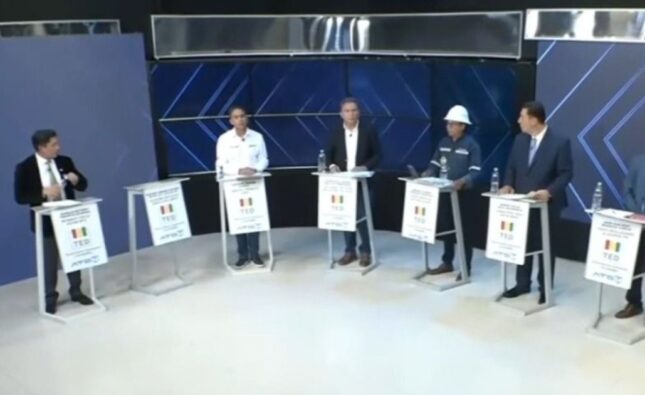 Candidatos en Cochabamba debaten propuestas sobre basura salud y agua