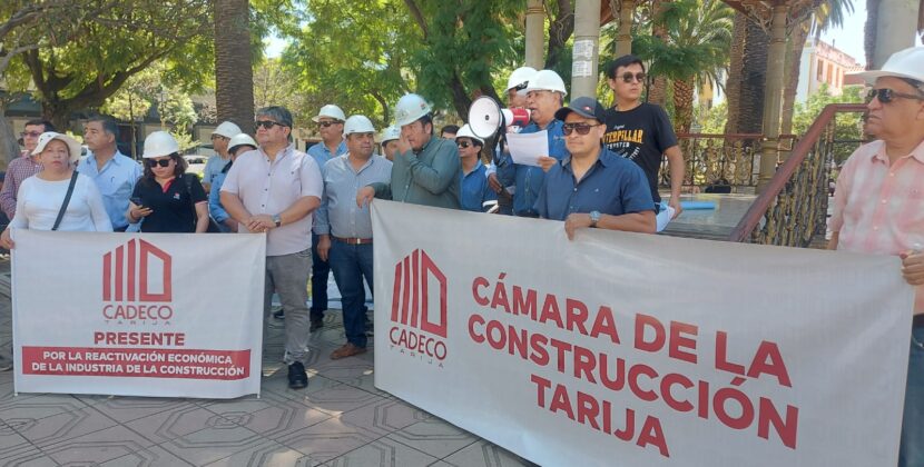 Constructoras en La Paz realizan marcha y exigen decreto de reajuste de precios