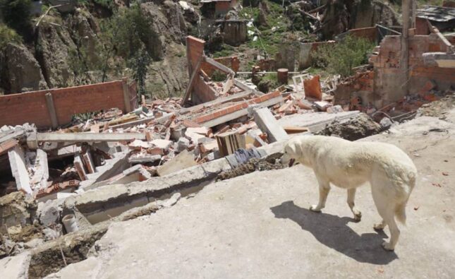 Granizada en zona sur de La Paz provoca colapso de casa de tres pisos