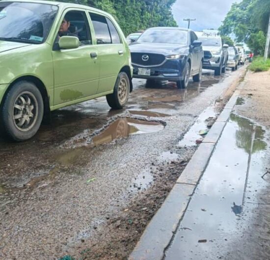 Conductores en Santa Cruz reportan daños y advierten riesgo por baches en calles