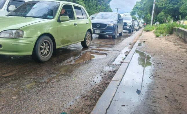 Conductores en Santa Cruz reportan daños y advierten riesgo por baches en calles