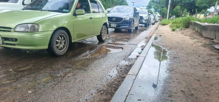 Conductores en Santa Cruz reportan daños y advierten riesgo por baches en calles