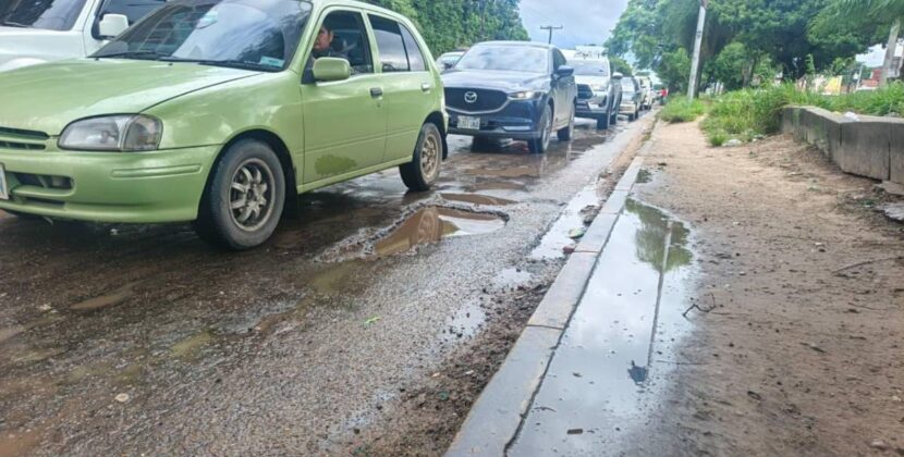 Conductores en Santa Cruz reportan daños y advierten riesgo por baches en calles
