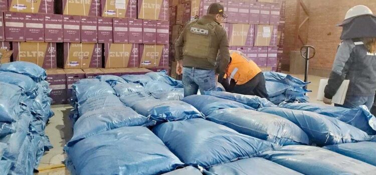 Autoridades bolivianas secuestran más de 53 toneladas de químicos para droga desde China