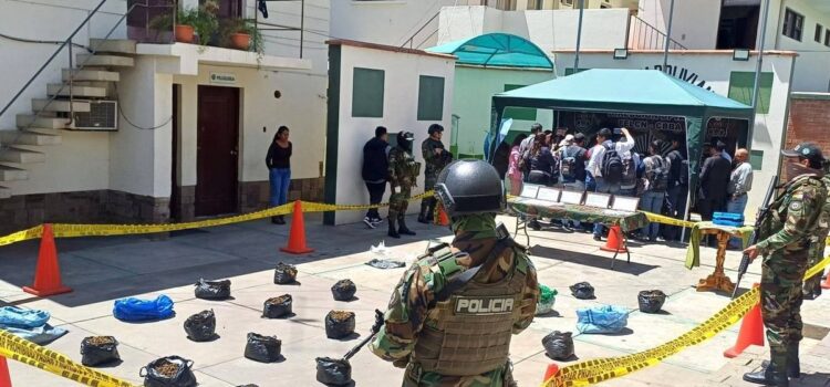 Felcn incauta 1 6 toneladas de ácido sulfúrico y drogas en Cochabamba