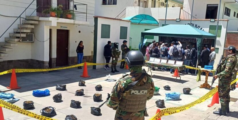 Felcn incauta 1 6 toneladas de ácido sulfúrico y drogas en Cochabamba