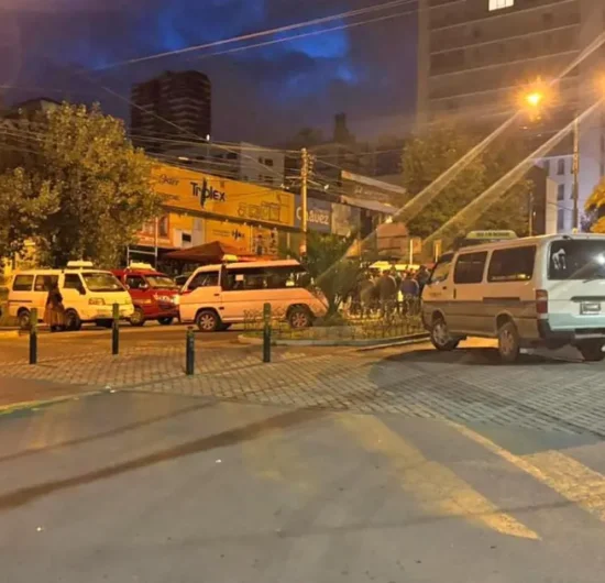 Choferes de La Paz y El Alto activan paro indefinido por aumento de gasolina