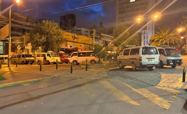 Choferes de La Paz y El Alto activan paro indefinido por aumento de gasolina