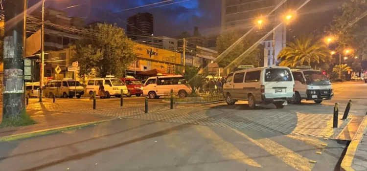 Choferes de La Paz y El Alto activan paro indefinido por aumento de gasolina