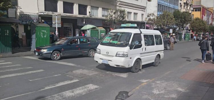 Transportistas en La Paz reanudan viajes tras paro de choferes y normalizan servicios