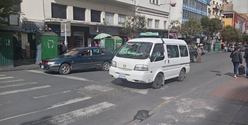 Transportistas en La Paz reanudan viajes tras paro de choferes y normalizan servicios