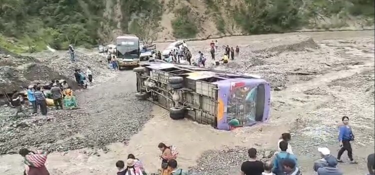 Bus vuelca en río de La Paz y deja varios heridos tras intento de cruce