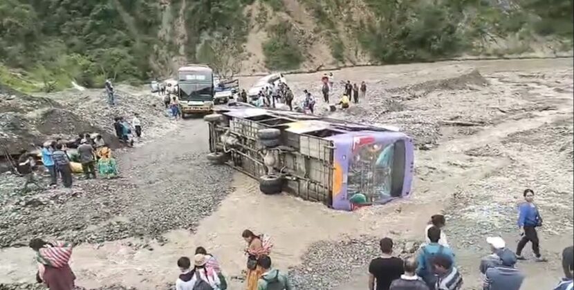 Bus vuelca en río de La Paz y deja varios heridos tras intento de cruce