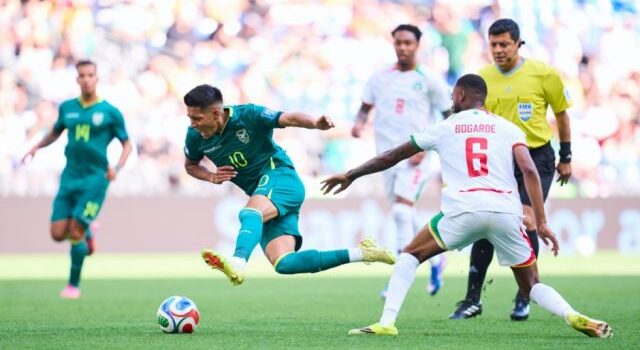 Bolivia remonta ante Surinam y avanza en sueño mundialista en La Paz