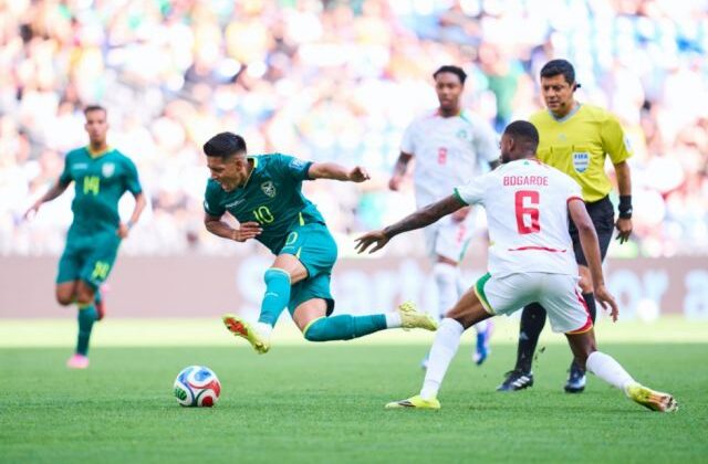 Bolivia remonta ante Surinam y avanza en sueño mundialista en La Paz