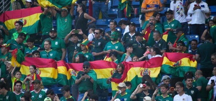 Hinchas bolivianos llenan de color y fiesta el estadio en Monterrey