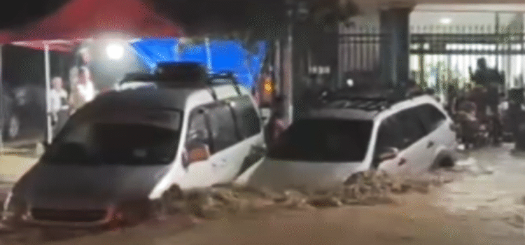 El Torno enfrenta caos por intensa lluvia que arrastra vehículos y anega calles
