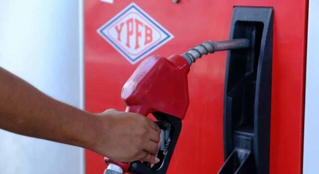 Comité Cívico articula afectados por gasolina mala calidad en Santa Cruz y exige resarcimiento al Gobierno