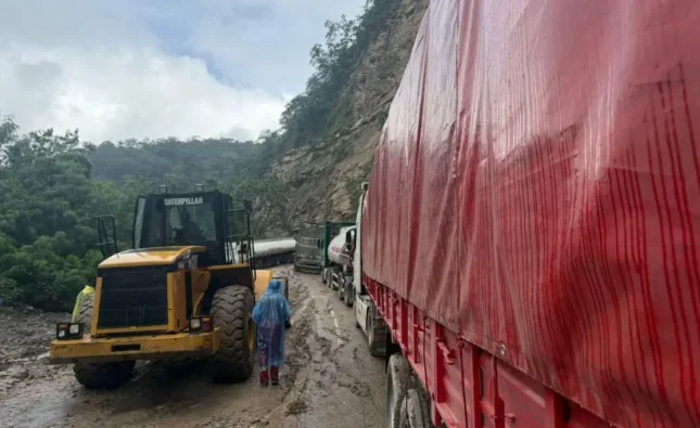 Ruta a los Valles en Santa Cruz registra un fallecido tras impacto de piedra en bus