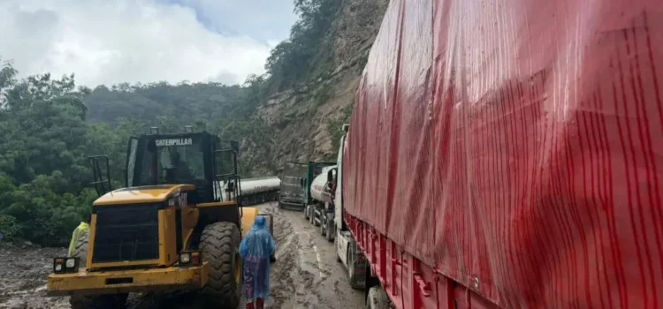 Ruta a los Valles en Santa Cruz registra un fallecido tras impacto de piedra en bus