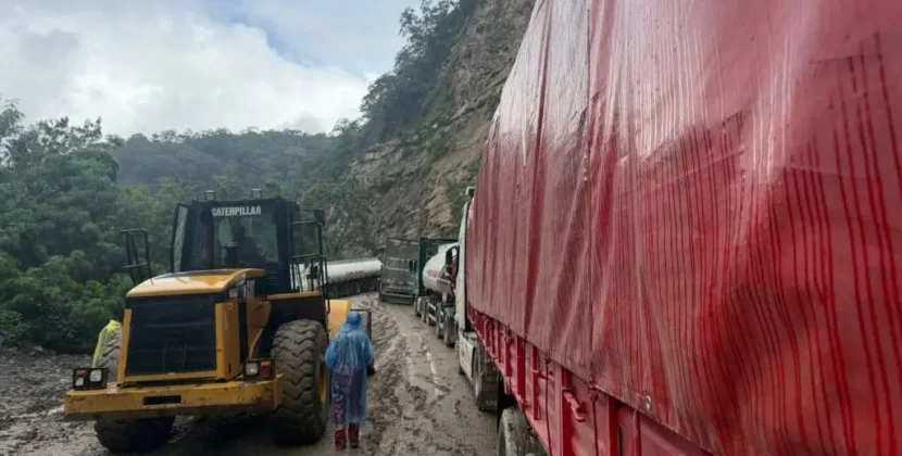 Ruta a los Valles en Santa Cruz registra un fallecido tras impacto de piedra en bus