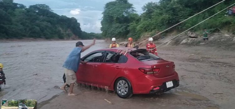 Conductor sale ileso tras arrastrar auto en Santa Cruz y video revela el incidente
