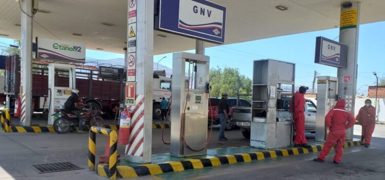 Surtidores de combustible en Bolivia advierten ilegalidad en acuerdo con transportistas