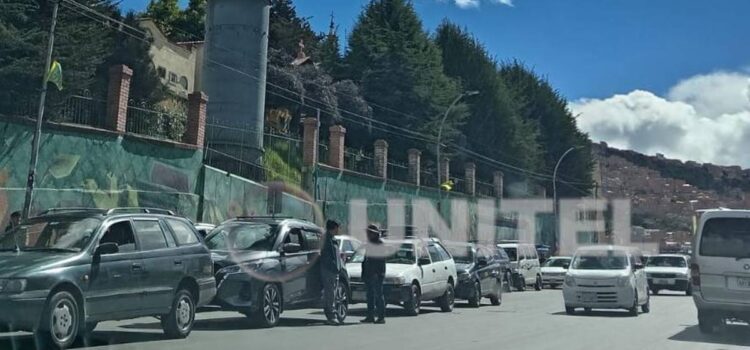 Conductores en La Paz denuncian largas filas en surtidores este domingo
