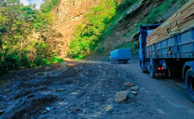 Gobierno restringe paso de vehículos pesados en Los Valles por riesgo de derrumbes