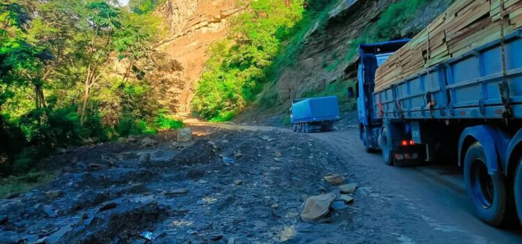 Gobierno restringe paso de vehículos pesados en Los Valles por riesgo de derrumbes