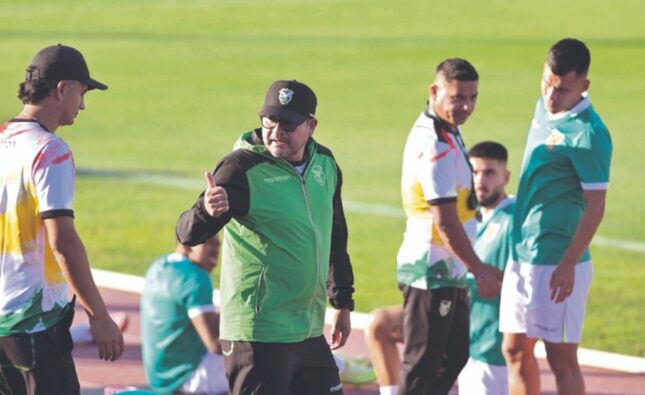 Óscar Villegas impulsa unidad en equipo para fortalecer al club boliviano