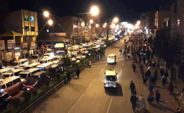 Tres agresores golpean y roban a dos jóvenes en pleno centro de El Alto