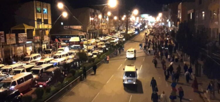 Tres agresores golpean y roban a dos jóvenes en pleno centro de El Alto