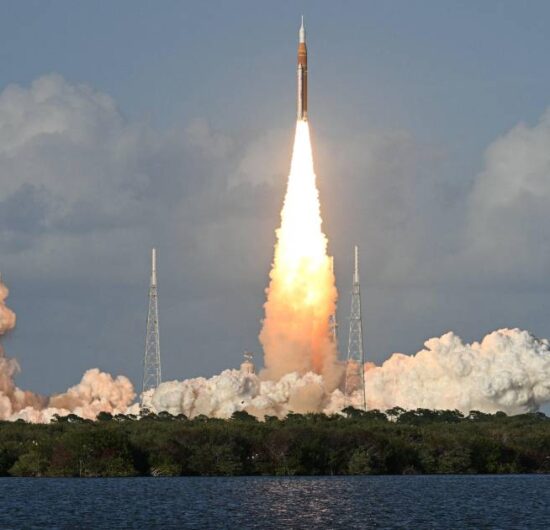 La misión Artemis II despega con cuatro astronautas rumbo a la órbita lunar
