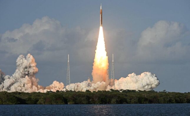 La misión Artemis II despega con cuatro astronautas rumbo a la órbita lunar