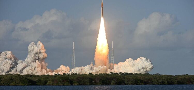 La misión Artemis II despega con cuatro astronautas rumbo a la órbita lunar