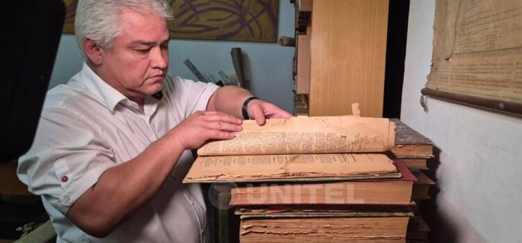 Enrique Rivero preserva archivos clave que mantienen viva la historia de Santa Cruz