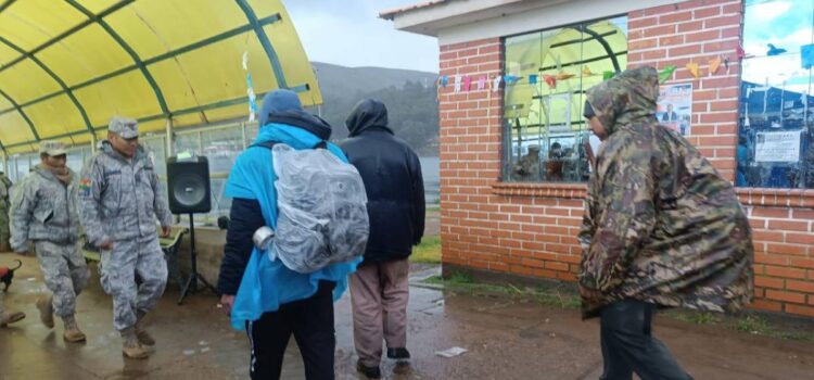 Peregrinos avanzan hacia Copacabana pese a intensa lluvia en Semana Santa