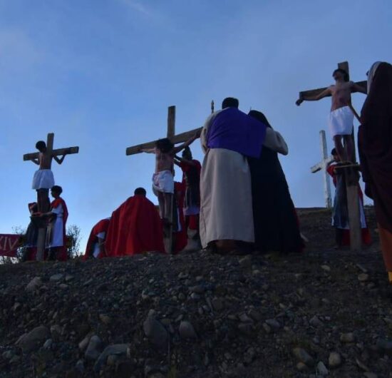 Fieles en Bolivia conmemoran la pasión de Jesús con tradiciones y oración