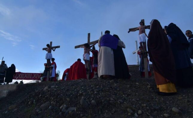 Fieles en Bolivia conmemoran la pasión de Jesús con tradiciones y oración